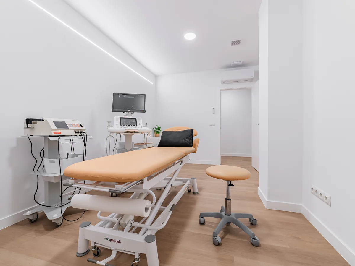 Sala de fisioterapia con camilla y ecógrafo en Clínica Recupérate, Paseo de Canalejas 19, Salamanca